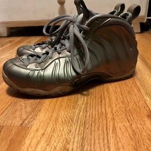 Nike sneakers 9.5 women